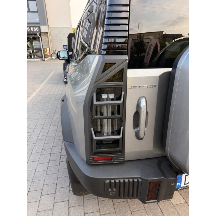 Nakładki lamp tylnych Jetour T2 — osłony z poprzeczkami - ujęcie 4