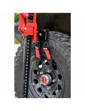 Podnośnik hi-lift podnoszący auto za koło przy użyciu adaptera