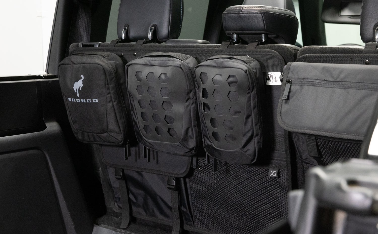Organizer XG Cargo na oparciach tylnej kanapy Forda Bronco