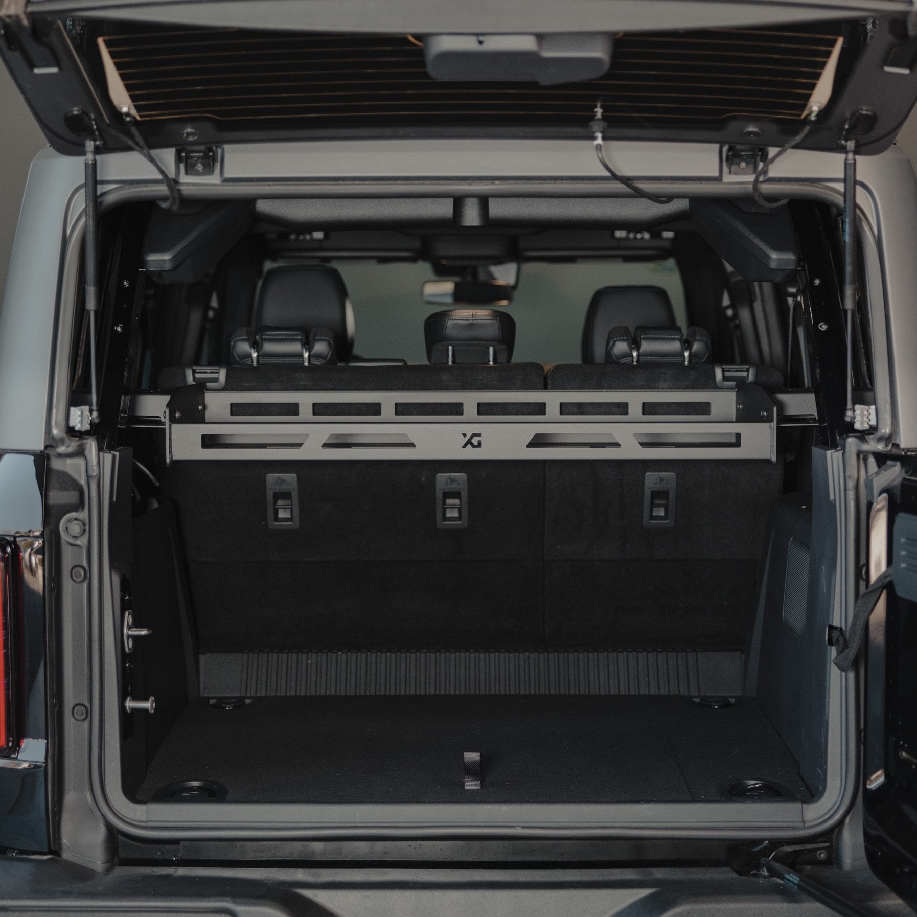 Półka bagażnika XG Cargo Platform A w Fordzie Bronco