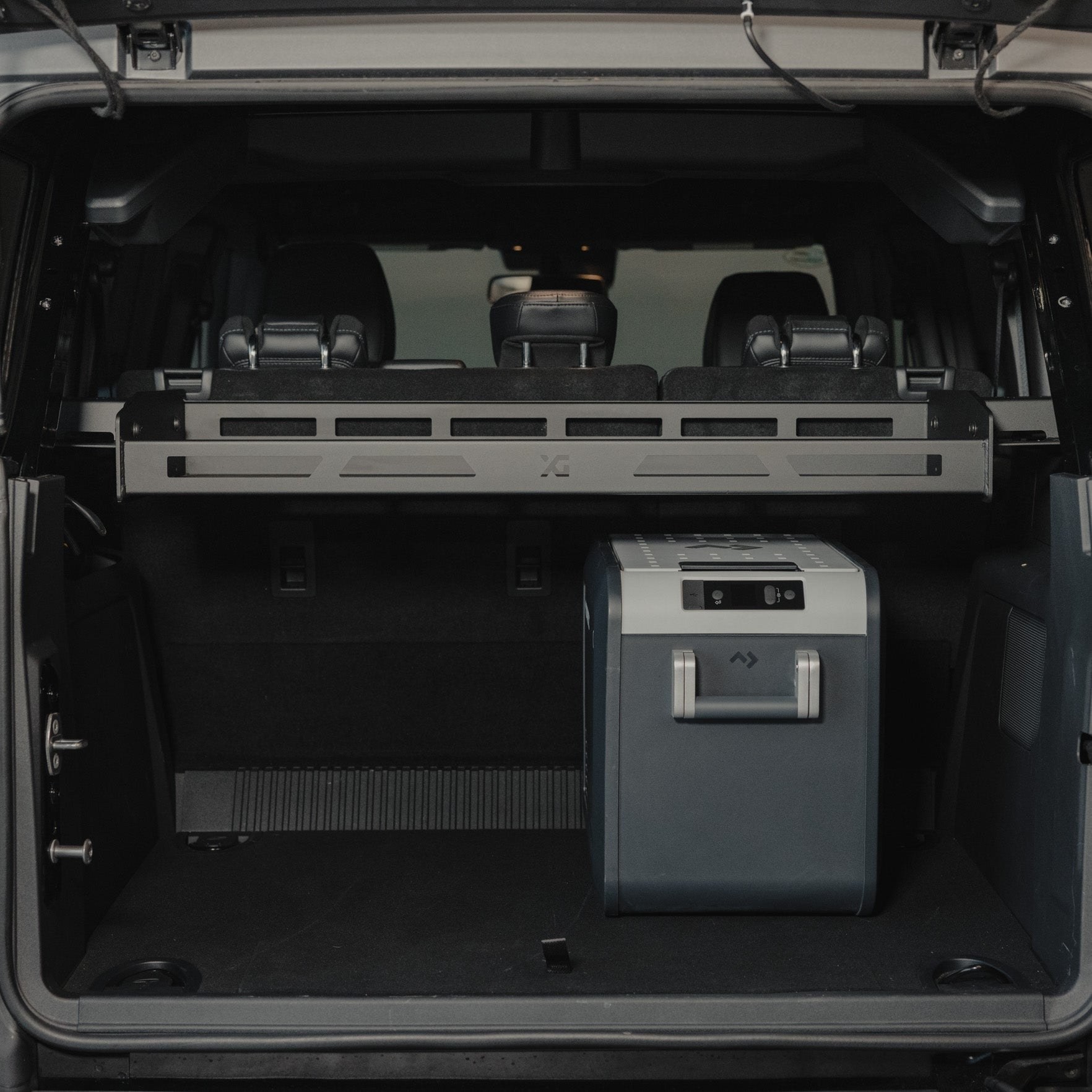 Lodówka pod półką XG Cargo Platform A w Fordzie Bronco
