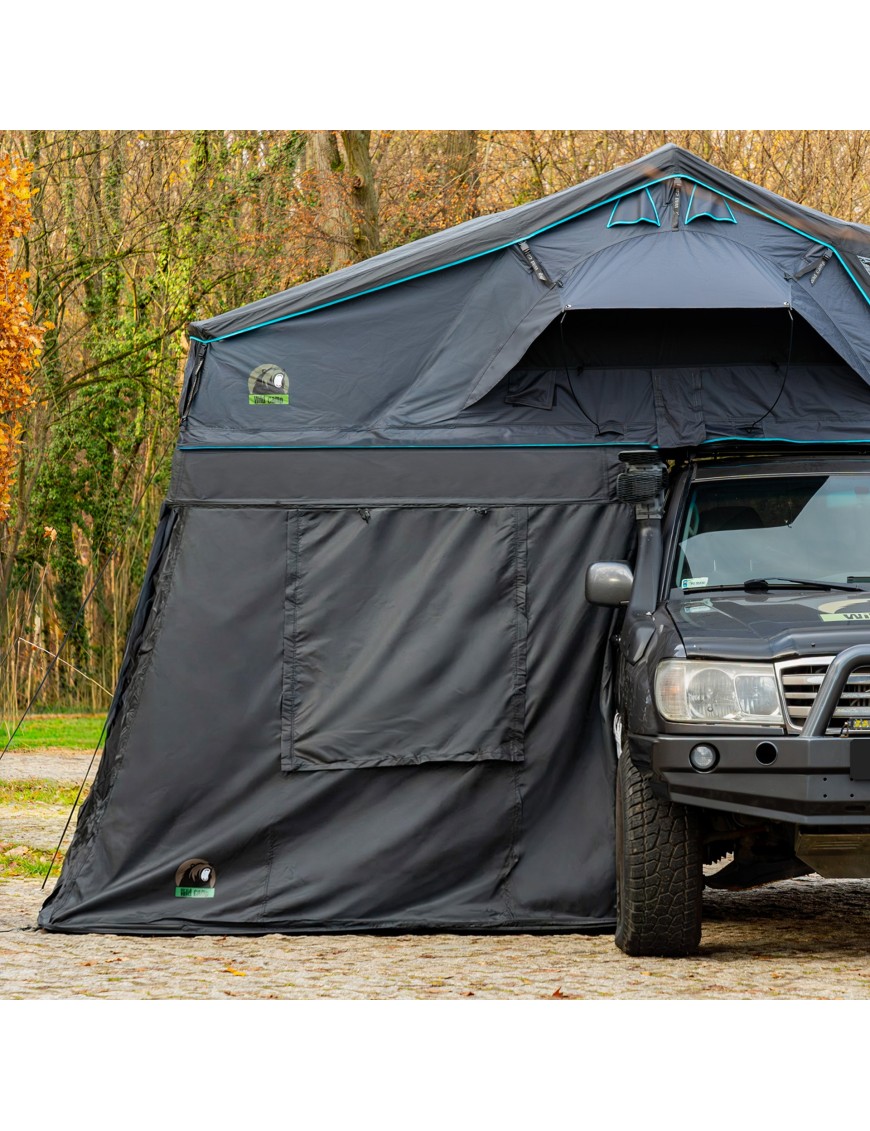Czarny przedsionek Wild Camp Missisipi II 180 DAY&NIGHT rozstawiony przy przodzie terenówki pod namiotem dachowym