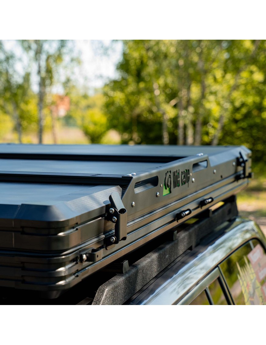 Złożony namiot Wild Camp Alabama 120 w aluminiowej obudowie na dachu samochodu