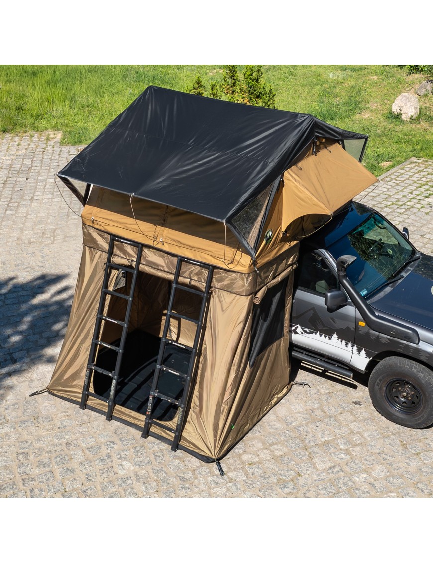 Przedsionek Wild Camp Ohio military pod rozłożonym namiotem dachowym – widok z boku