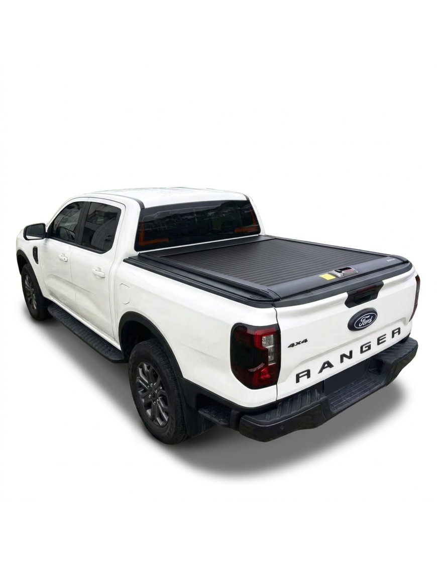 Biały Ford Ranger z zamkniętą aluminiową roletą na pakę Wild Camp, widok z tyłu z boku