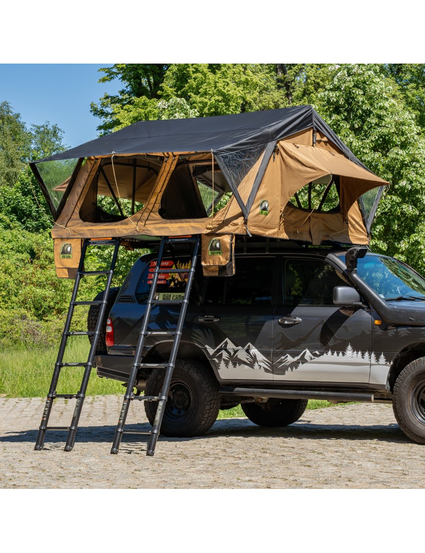 Rozłożony namiot dachowy Wild Camp Ohio 220 Military na dachu terenowego SUV-a z dwiema drabinkami