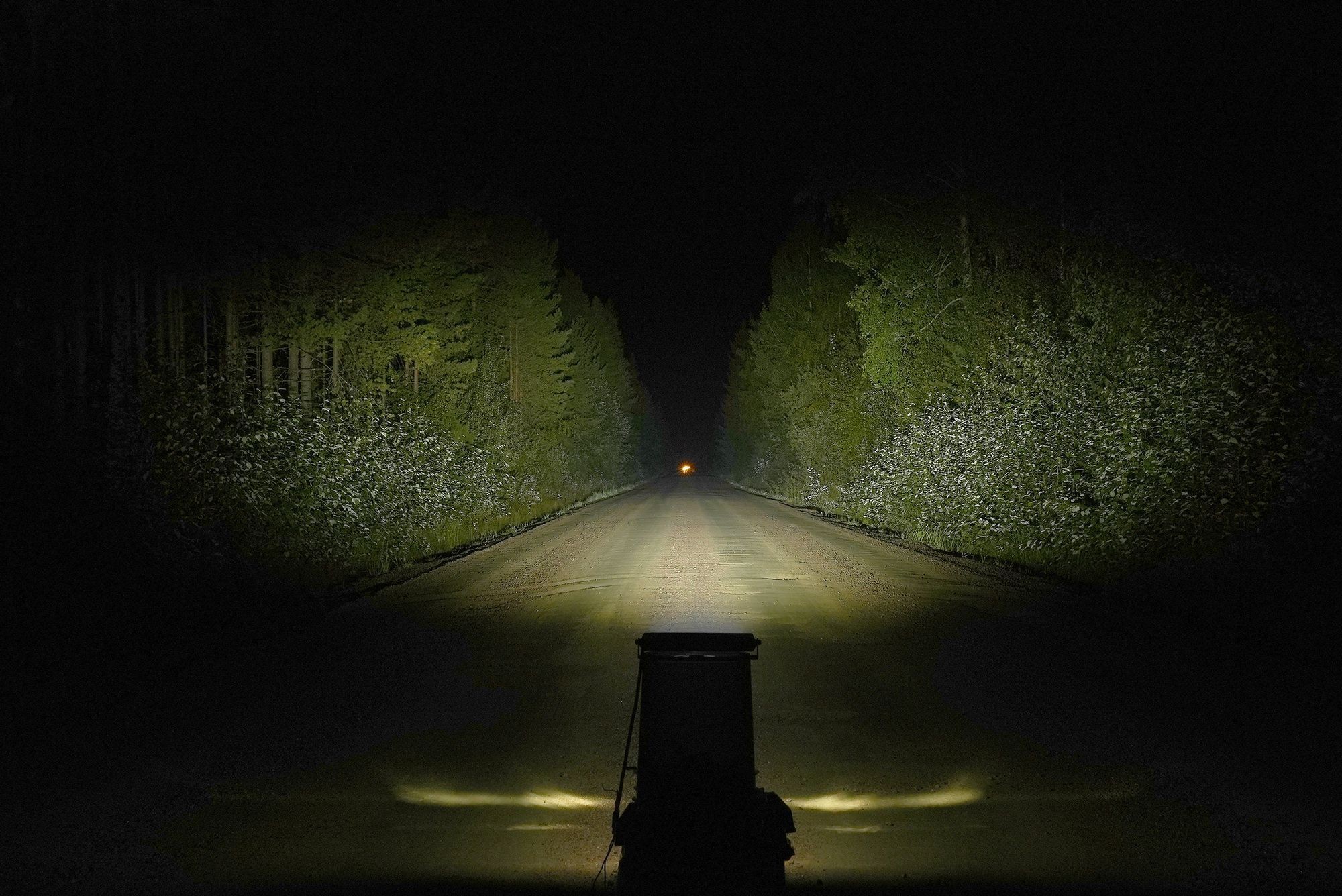 Charakterystyka wiązki belki LED Purelux Panther Aero S300 pokazana nocą