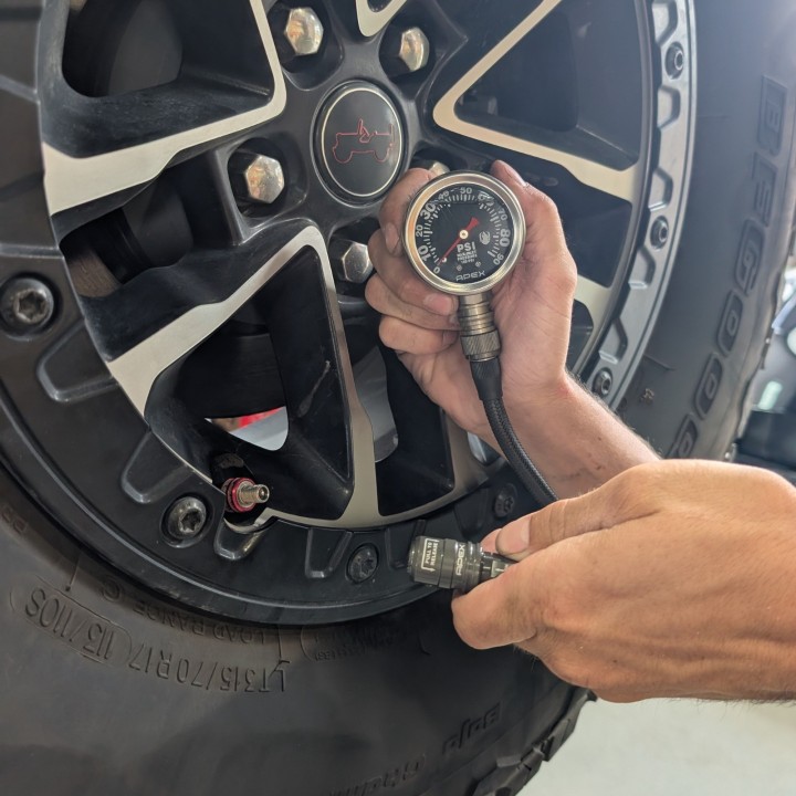 Manometr ciśnienia opon APEX z końcówką High Flow Push-On - ujęcie 3