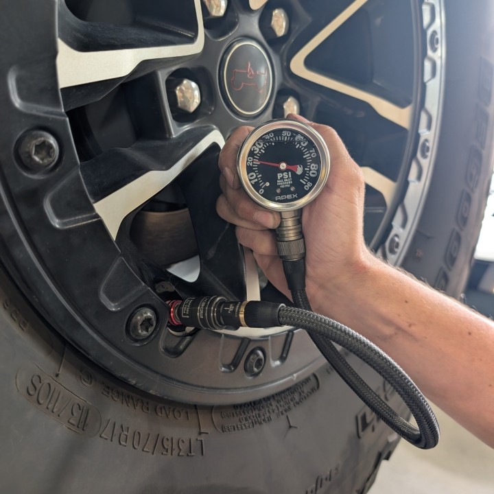 Manometr ciśnienia opon APEX z końcówką High Flow Push-On - ujęcie 4