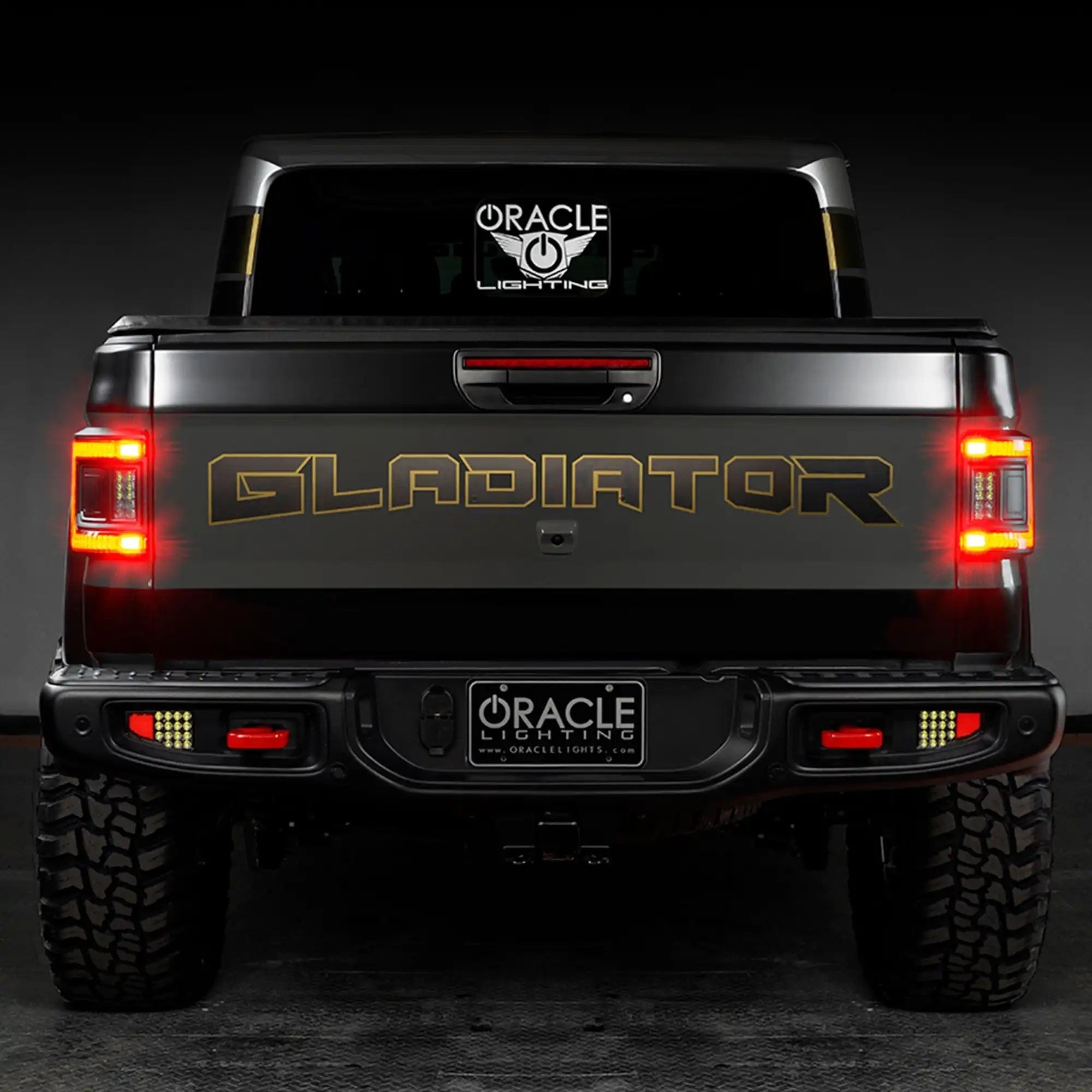 Jeep Gladiator JT od tyłu z zapalonymi lampami Oracle Flush