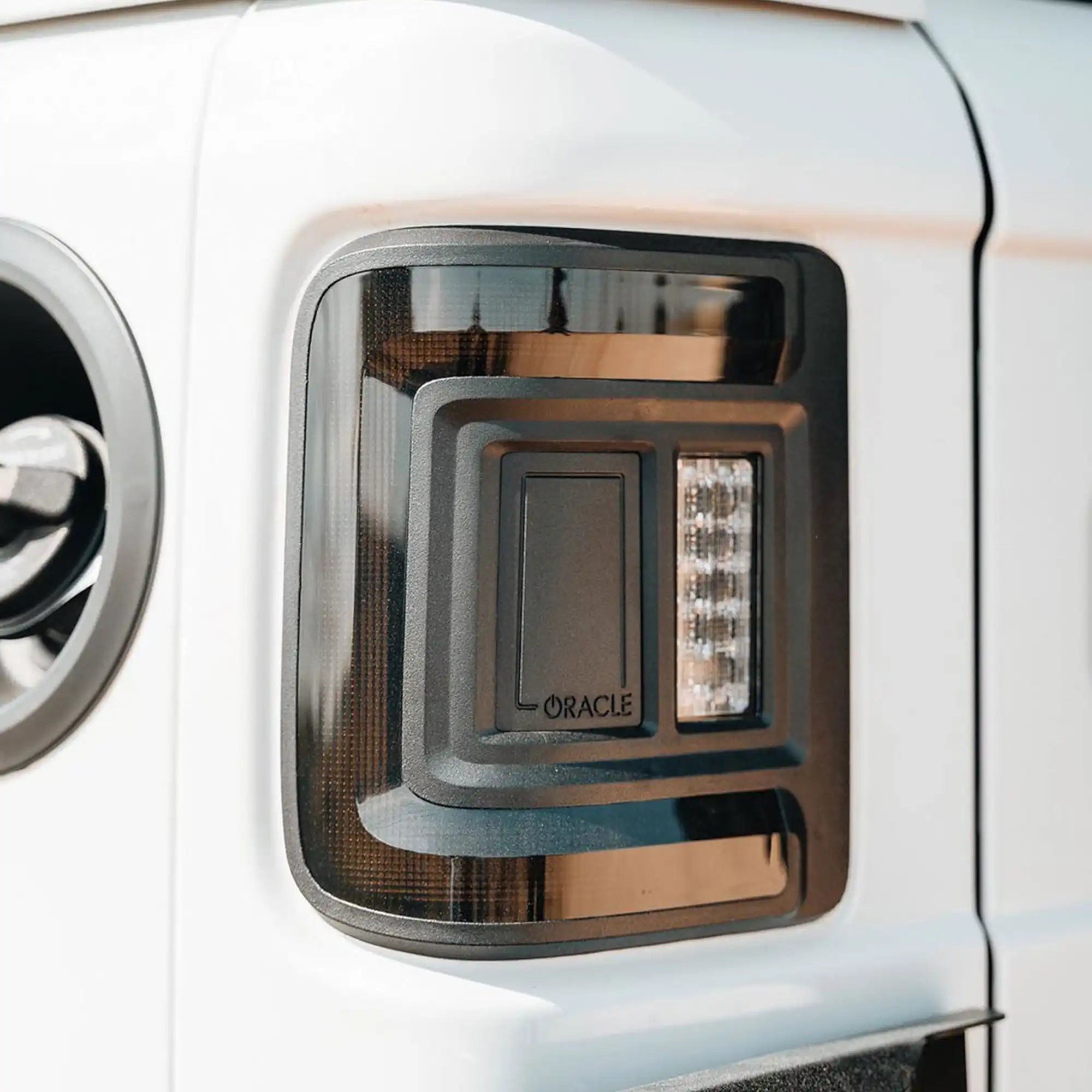 Przyciemniona lampa Oracle Flush zamontowana w białym Jeepie Wrangler JL