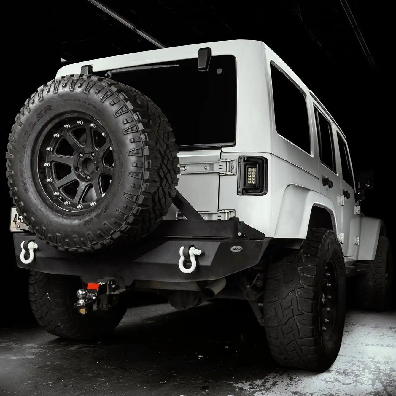 Biały Jeep Wrangler JK od tyłu z przyciemnianymi lampami Oracle Flush