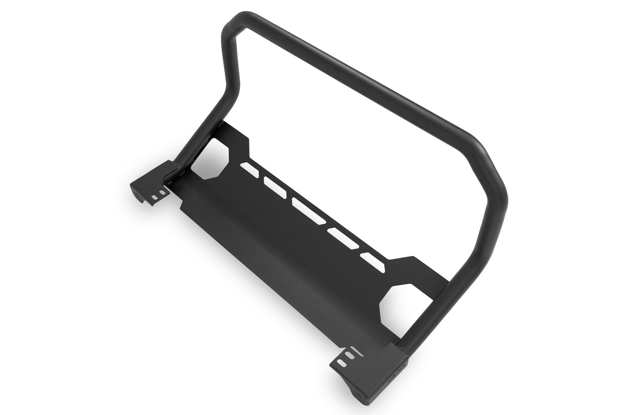 Bull bar DV8 Offroad pod kątem, widoczna dolna płyta i wsporniki