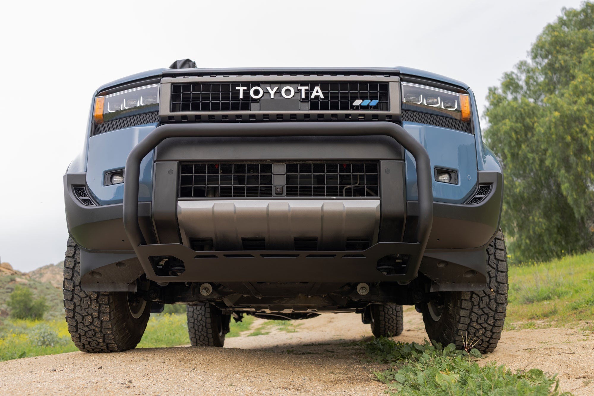 Toyota Land Cruiser 250 z zamontowanym bull barem DV8 Offroad, widok z przodu