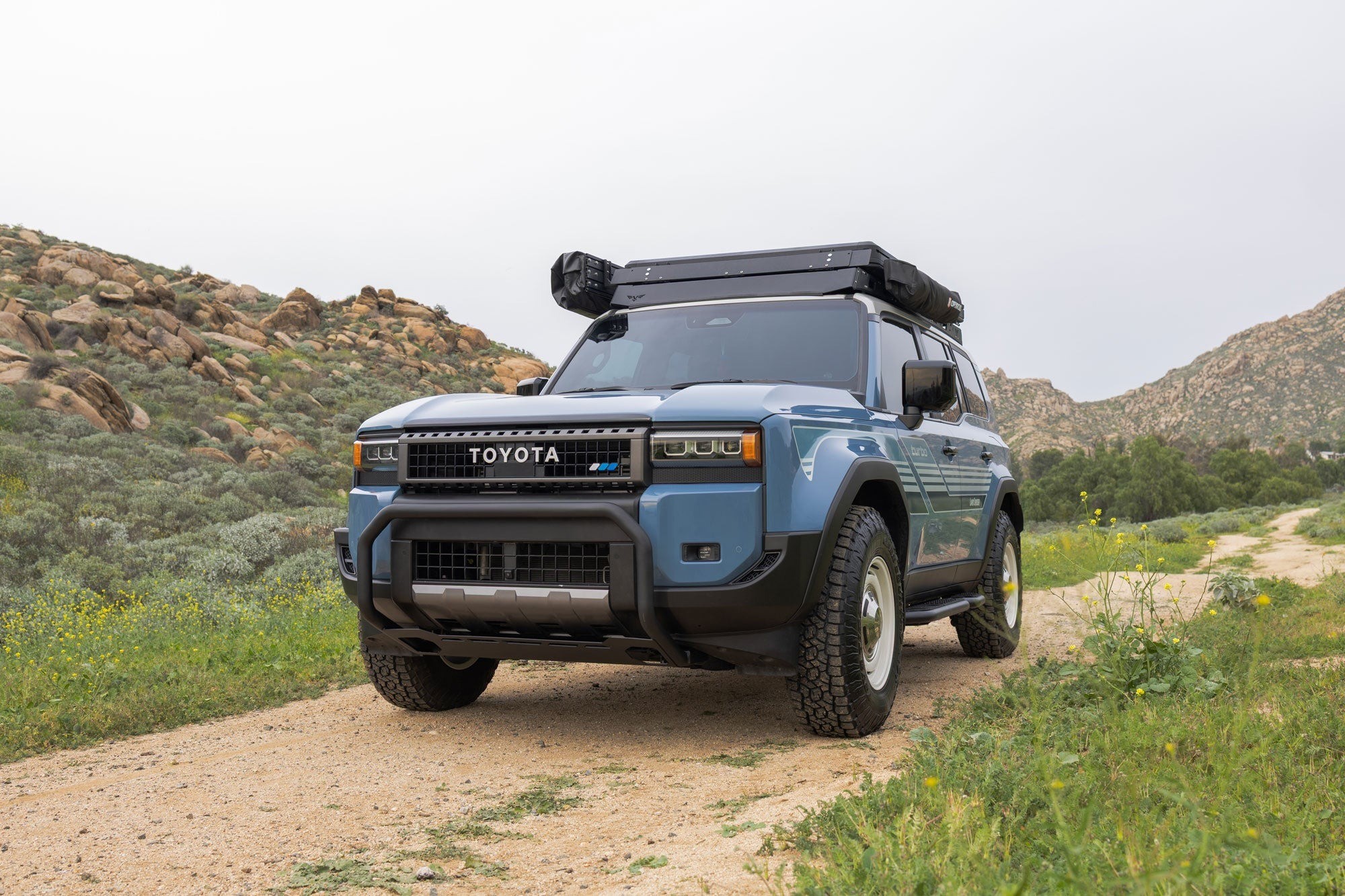 Toyota Land Cruiser 250 z bull barem DV8 Offroad w terenie