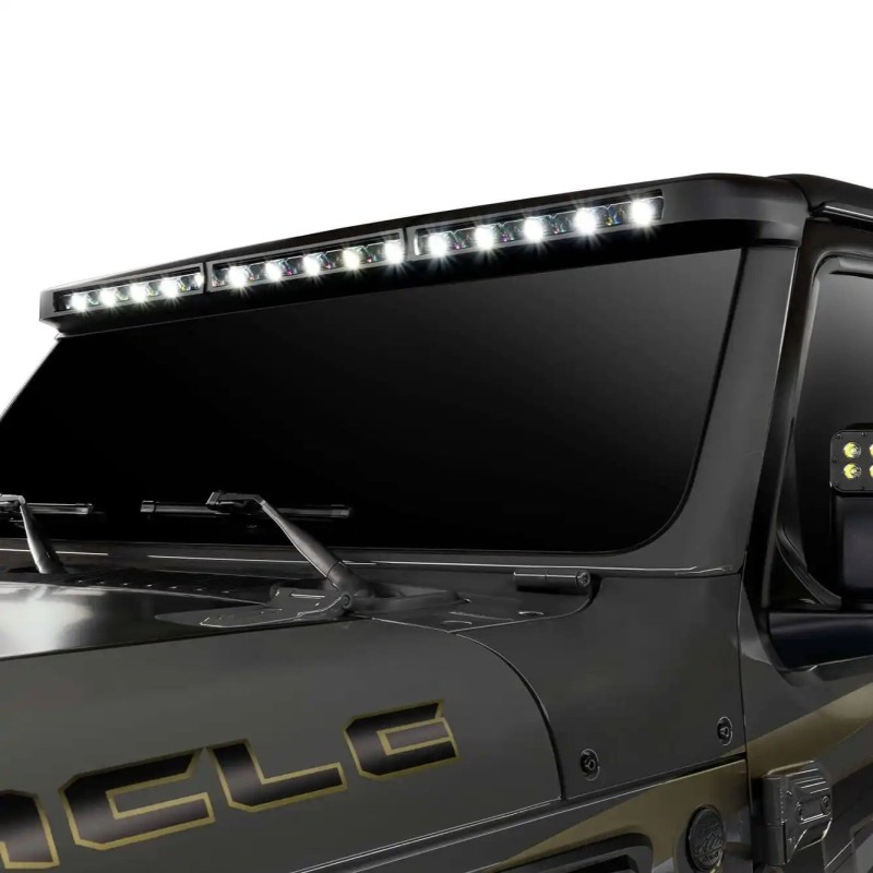 Panel LED Oracle 240 W zamontowany nad szybą czołową Jeepa Wrangler
