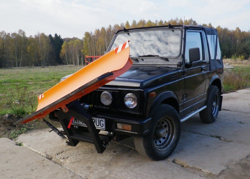 Pług śnieżny z lemieszem podniesionym do transportu