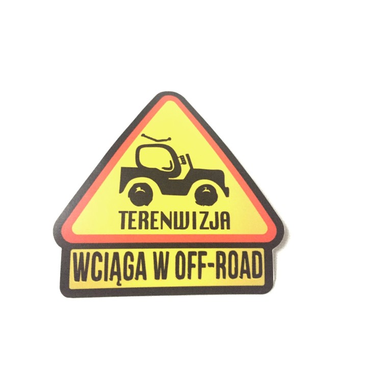 Naklejka TERENWIZJA – trójkątny znak z sylwetką terenówki i paskiem Wciąga w OFF-ROAD