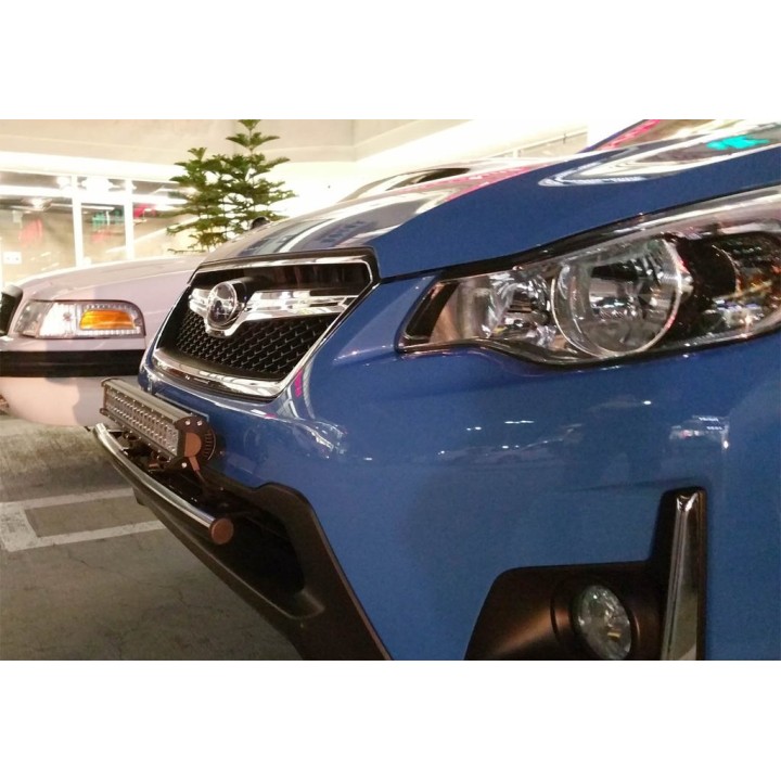 Niebieskie auto z zamontowanym mocowaniem i lampami pod tablicą rejestracyjną