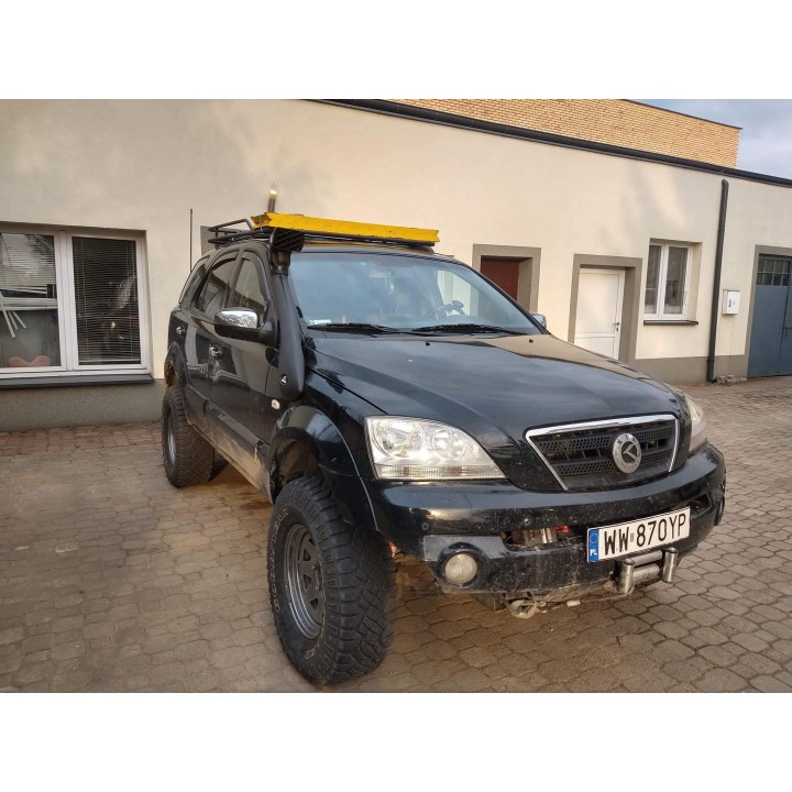 Snorkel zamontowany na czarnej Kia Sorento, ujęcie przodu pod kątem