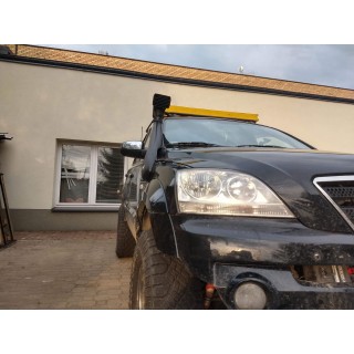 Snorkel przy słupku Kia Sorento – czarna rura z siatkowym wlotem u góry