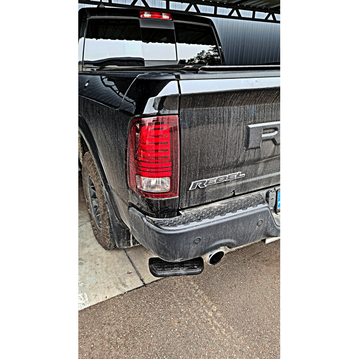 Tylny wysuwany stopień (podwójny wydech) AMP Research - Dodge RAM 1500 09-18