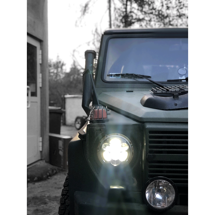 Reflektor Next2 świecący w zielonym terenowym Mercedesie klasy G