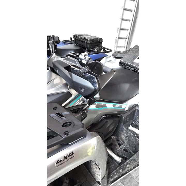 Quad z zamontowanym osprzętem PowerMadd przy kierownicy, zdjęcie w terenie