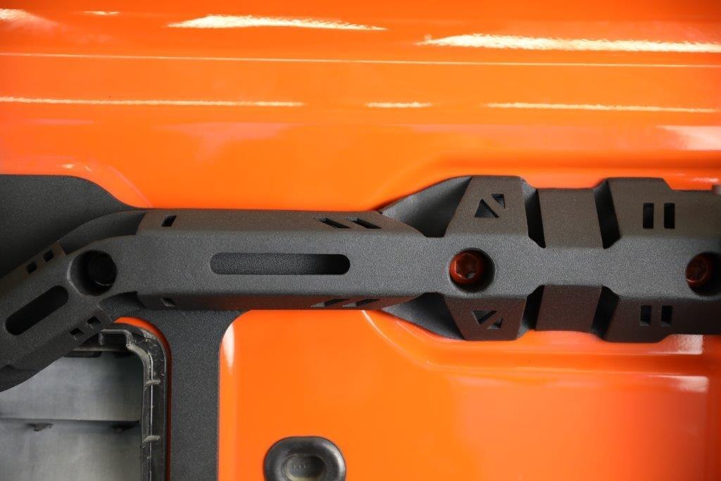 Ramię mocowania koła TopFire przykręcone do klapy Jeepa Wrangler JL