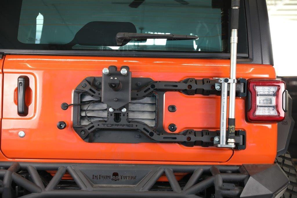 Mocowanie koła TopFire TXJL BTJ 19-03 zamontowane na klapie Jeepa Wrangler JL