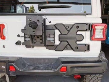 Mocowanie koła TXJL BTJ 19-04 zamontowane na klapie białego Jeepa Wrangler JL