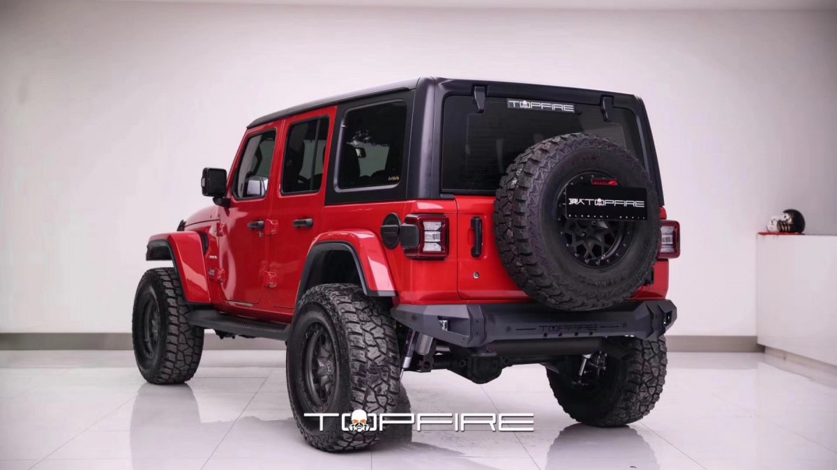 Wrangler JL z zamontowanym zderzakiem tylnym TopFire Marauder IV, ujęcie z boku