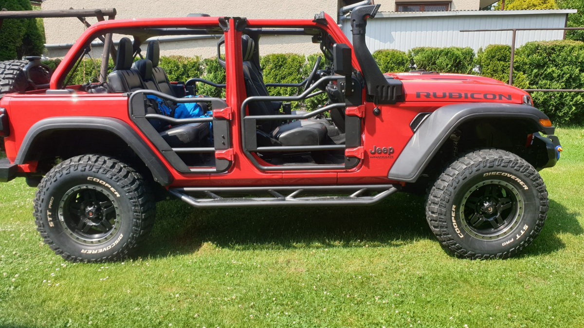 Drzwi rurowe TXJL BM 19-03 zamontowane w czterodrzwiowym Jeepie Wrangler JL