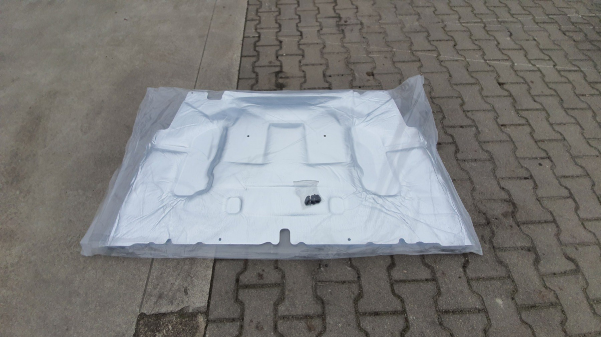 Mata wygłuszająca do maski Jeep Wrangler JL w opakowaniu wraz z elementami mocującymi
