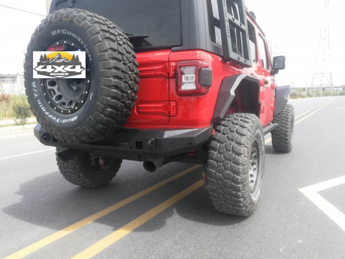 Stalowy zderzak tylny TXJL HG 19-13 zamontowany w czerwonym Jeepie Wrangler JL