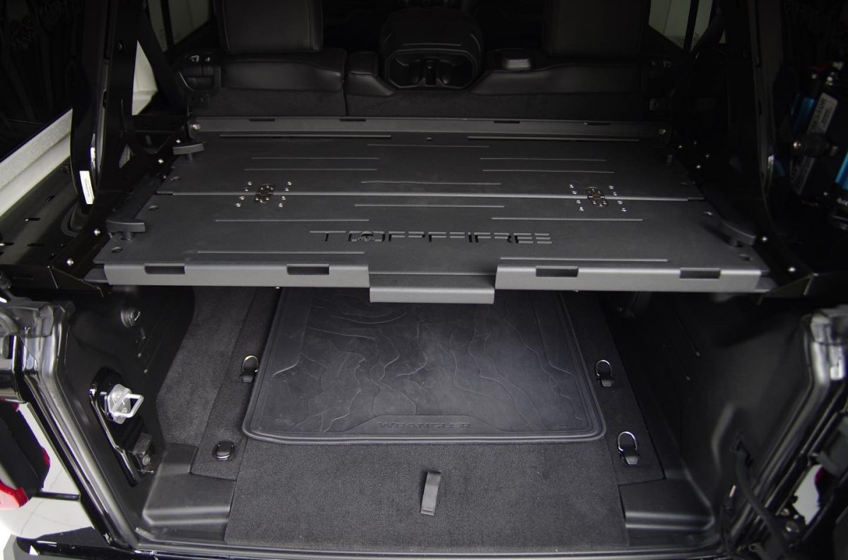 Półka bagażnika TopFire Jeep Wrangler JL rozłożona na płasko w bagażniku
