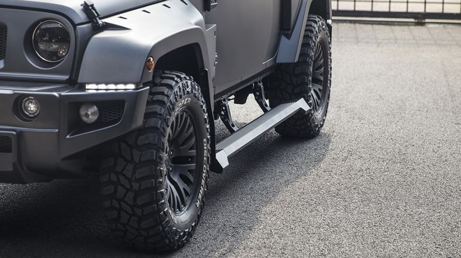 Progi elektryczne Jeep Wrangler JKU 4D w pozycji wysuniętej