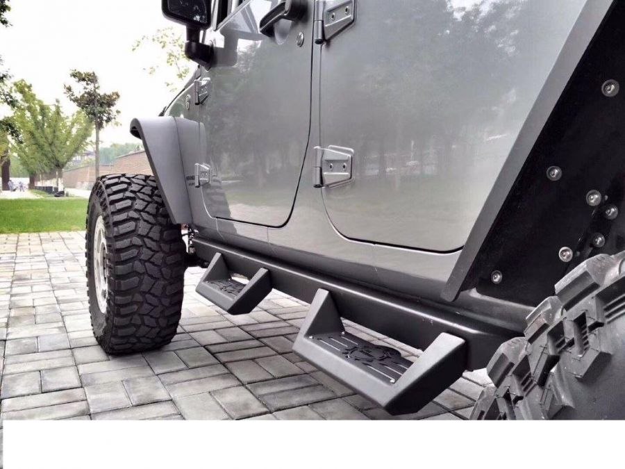Stalowe progi TXJK 1601-15 zamontowane w czterodrzwiowym Jeepie Wrangler JKU