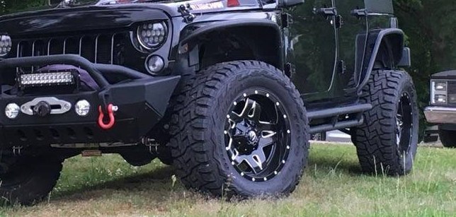 Progi rurowe TXJ 49 zamontowane na czarnym Jeepie Wrangler JK