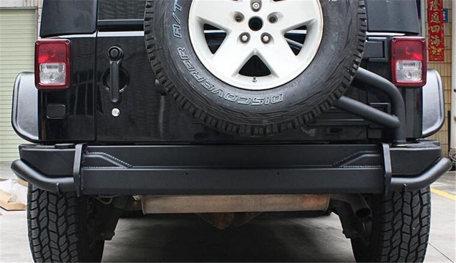 Stalowy zderzak tylny TXJK 1603-36 zamontowany w Jeepie Wrangler JK