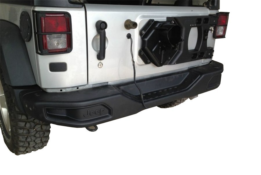 Zderzak tylny Jeep Wrangler JK zamontowany w aucie, czarny, z tłoczonym logo Jeep