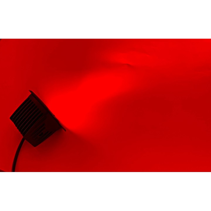 Tył lampy Habitat z żebrowanym radiatorem na tle czerwonej poświaty