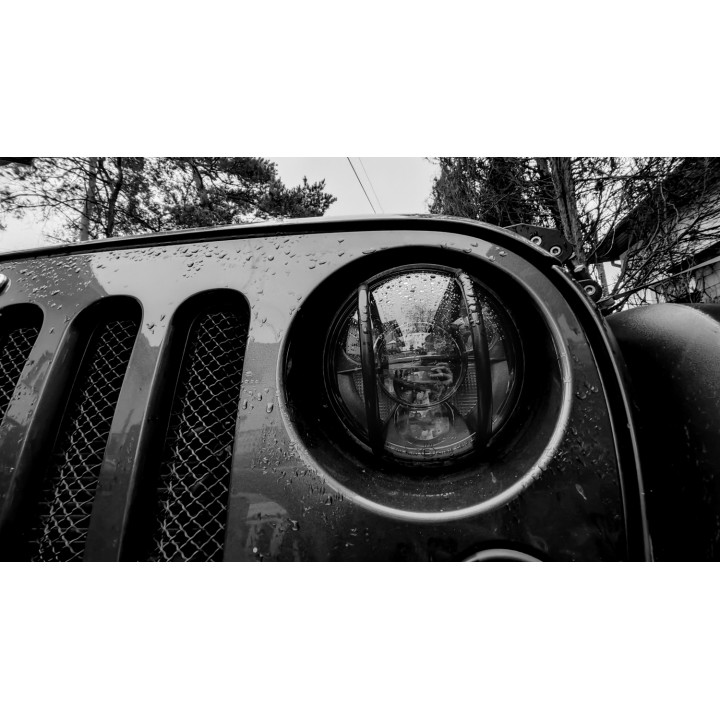 Reflektor Next2 w atrapie Jeepa Wrangler, zdjęcie w deszczu