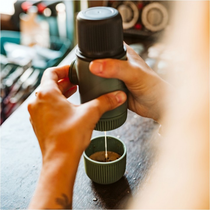 Podróżny ekspres Wacaco Nanopresso Moss Green z etui
