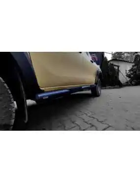 Stopnie boczne z nakładkami plastikowymi - Toyota Hilux (2015 - 2018 - 2021 -)