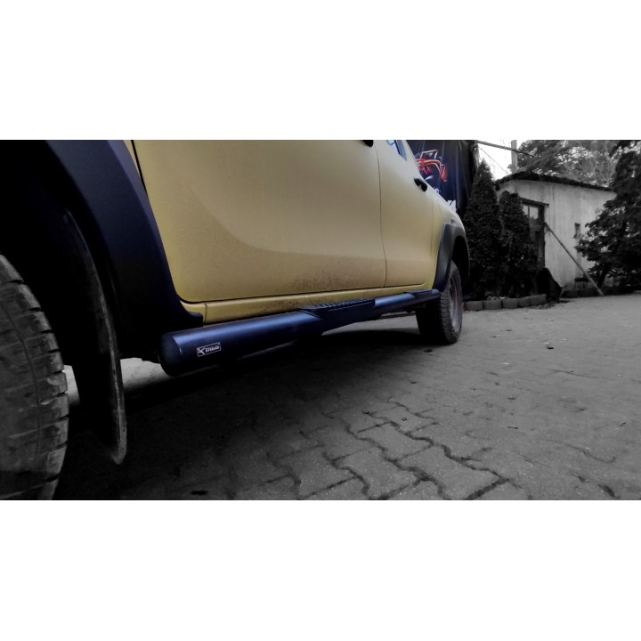 Stopnie boczne z nakładkami plastikowymi - Toyota Hilux (2015 - 2018 - 2021 -)