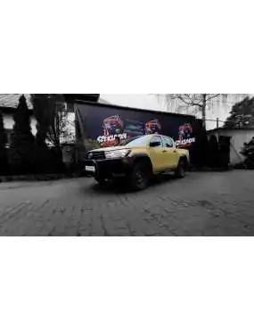 Stopnie boczne z nakładkami plastikowymi - Toyota Hilux (2015 - 2018 - 2021 -)