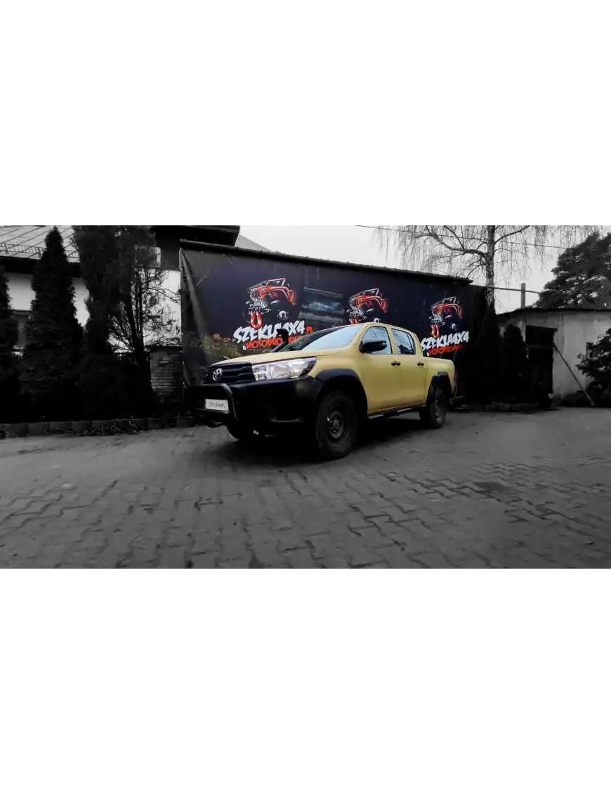 Stopnie boczne z nakładkami plastikowymi - Toyota Hilux (2015 - 2018 - 2021 -)