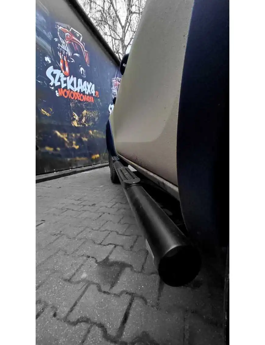 Stopnie boczne z nakładkami plastikowymi - Toyota Hilux (2015 - 2018 - 2021 -)