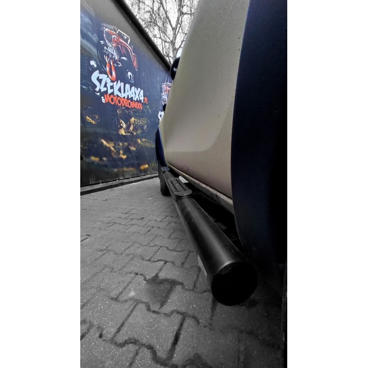 Stopnie boczne z nakładkami plastikowymi - Toyota Hilux (2015 - 2018 - 2021 -)
